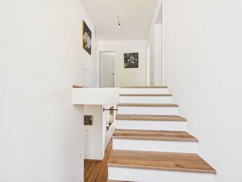 Treppe ins OG - Einfamilienhaus mit 196,70 m&sup2; in Oberthulba / Hassenbach zum Kaufen