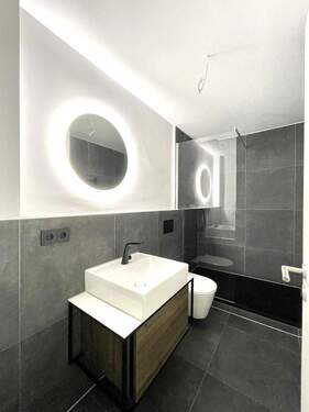 Bild 1 - PROVISONSFREI Leere kernsanierte 2 Zimmer Wohnung mit Balkon in saniertem MFH inkl. Stellplatz