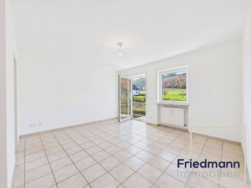 Wohn-Essbereich (1) - Frisch renovierte 2-ZKB mit West-Balkon & Stellplatz, ideal für Berufstätige Einzelpersonen