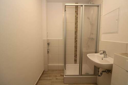 Beispiel Bad mit Dusche - Eine neue Wohnung ist wie ein neues Leben...neu sanierte 2-RW mit Dusche u. Balkon!!!