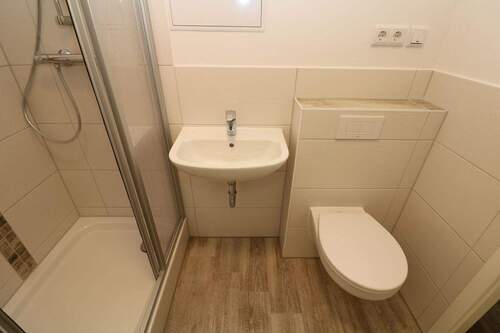 Beispiel Bad mit Dusche - 2 Zimmer Etagenwohnung zur Miete in Freiberg