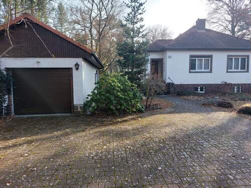 Garage und Hausansicht von der Straße.jpg - 