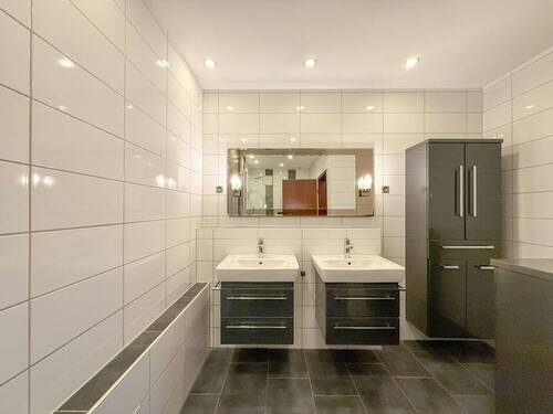 Bad mit Doppelwaschbecken - 