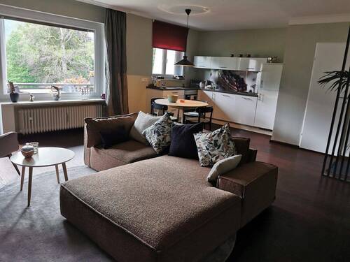 Wohnzimmer mit offener Küche - 2 Zimmer Etagenwohnung zur Miete in Weissach/Rottach Egern