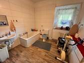 Bad mit Fenster und Wanne Platz für Waschmaschine - 