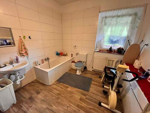 Bad mit Fenster und Wanne Platz für Waschmaschine - 