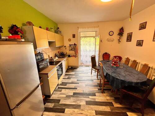 Küche mit Zugang zum Balkon.JPG - 