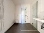 Barrierefreies Badezimmer mit großer Dusche - 