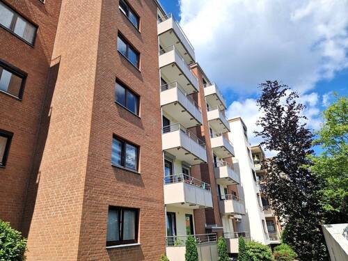 Hausansicht - Großzügige, helle 3 Zimmer Wohnung mit 2 Balkonen und Aufzug