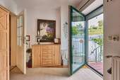 Von der Diele durch das Zimmer zur Hofterrasse - 