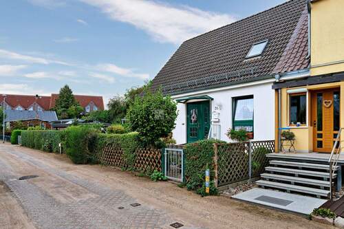 Das Haus von der Straße aus gesehen - 