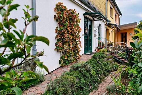 Entlang des Hauses - 