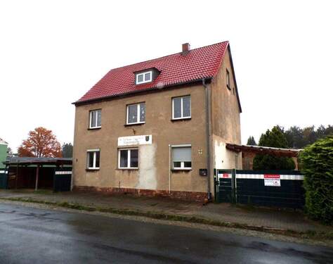 Haus Vorderseite - Ihr Raumwunder mit Herz in Lauchhammer-Mitte - Platz für Familie, Ideen & Zukunft!