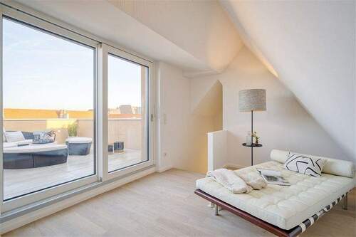 Rooftop-Terrasse mit Vorzimmer - Dachneubau mit Sonnenlounge. Freiraum über dem Rüdesheimer Platz