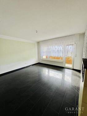 Wohnzimmer - 4 Zimmer Etagenwohnung zum Kaufen in Stuttgart