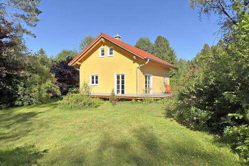 Hausansicht und Garten - 