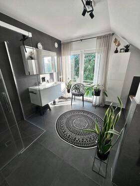 Bad OG mit bodentiefer Dusche - 