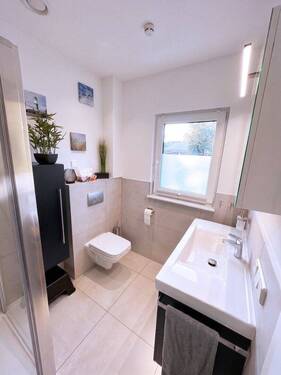 Gäste-WC mit Dusche im EG - 