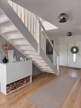 Eingang, Treppe & Holzlege - 