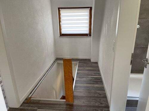 DG Flur mit Treppenabgang - 