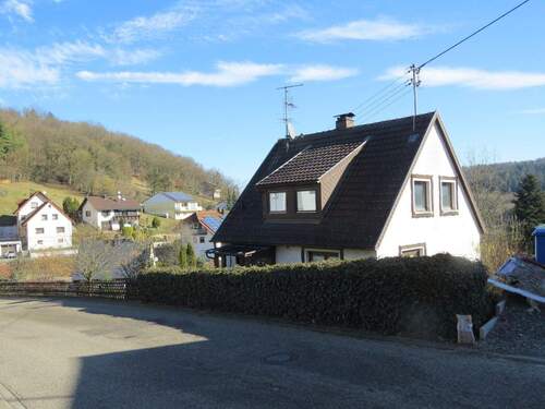 Straßenansicht Westen - Kleines Haus mit kleinem Grundstück.