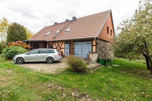 Ansicht mit Garage - 
