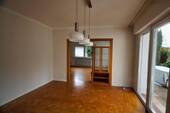 Essbereich mit Blick zum Wohnzimmer - 