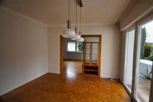 Essbereich mit Blick zum Wohnzimmer - 