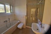 Bad mit Wanne und Dusche - 