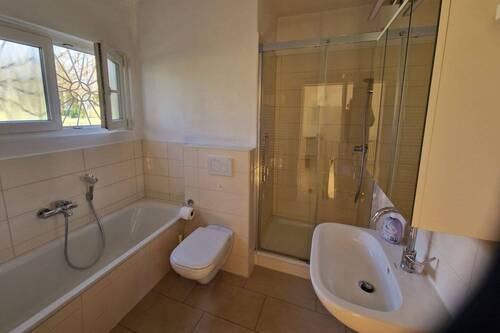 Bad mit Wanne und Dusche - 