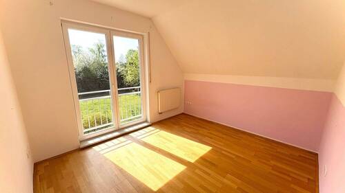 Helles Schlafzimmer mit Balkon - 