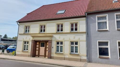 Strassenansicht - Hier wartet ein besonderes Haus mit altem Charm und viel Potenzial auf neue Eigentümer
