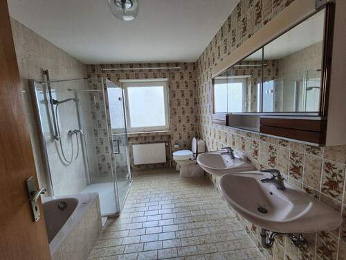 Badezimmer Erdgeschoss - Mehrfamilienhaus, Wohnhaus mit 243,00 m&sup2; in Boppard zum Kaufen