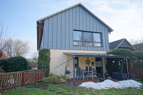 Rcükseite des Hauses mit Terrasse - 7 Zimmer Mehrfamilienhaus, Wohnhaus in Beverstedt