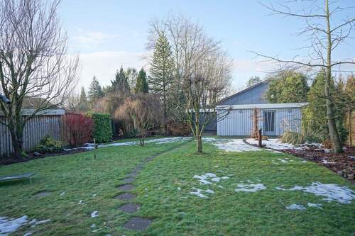 Blick in den Garten mit Gerätehaus - 