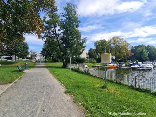 Parkanlage mit Blick auf die Krampe - 
