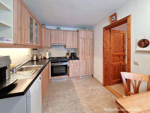 Küche als Durchgangsraum mit kleinem Sitzplatz - 