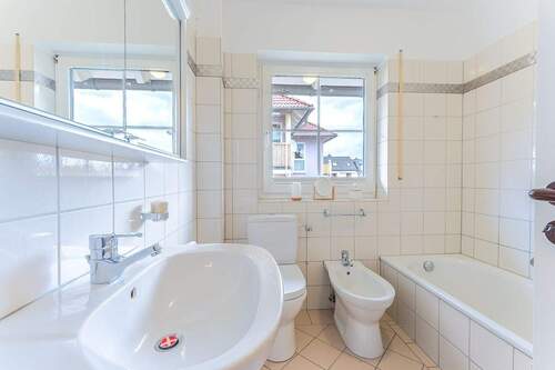 Badezimmer mit Badewanne - 