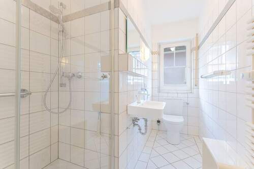 Badezimmer mit Dusche - 