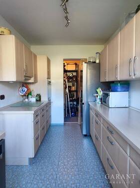 Küche mit Vorratskammer - 