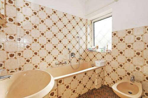 Es gibt ein Duschbad und ein Wannenbad im Haus - 