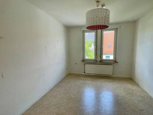 Helles Schlafzimmer mit Fenster - Etagenwohnung mit 65,00 m&sup2; in Osnabrück zur Miete