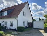 Seitlicher Blick von der Straße auf den Giebel und Garage - Doppelhaushälfte in Gr. Flöthe - Feldrandlage - vermietet, gepflegt und mit Entwicklungsperspektive