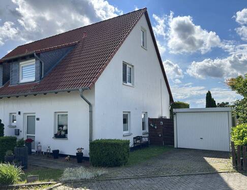 Seitlicher Blick von der Straße auf den Giebel und Garage - Doppelhaushälfte in Gr. Flöthe - Feldrandlage - vermietet, gepflegt und mit Entwicklungsperspektive