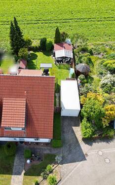 Drohne - Blick übers Haus in den Garten - 
