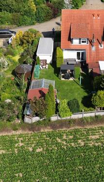 Drohne - Blick vom Feld aufs Haus - 