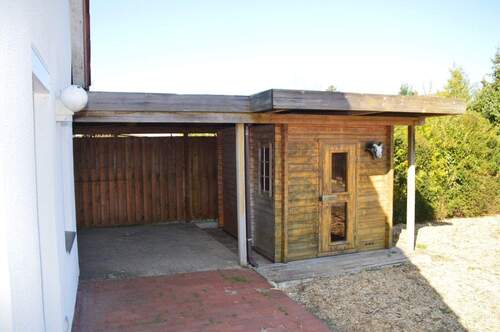Sauna hinter dem Carport - 8 Zimmer Einfamilienhaus in Celle