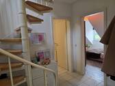 Flur + Wendeltreppe - 