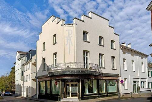 Attraktives Ladenlokal, hochwertig kernsaniert - Attraktives Ladenlokal, hochwertig kernsaniert. Gute Sichtbarkeit mit großer Schaufensterfront