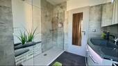 Bad mit Dusche und WC - 